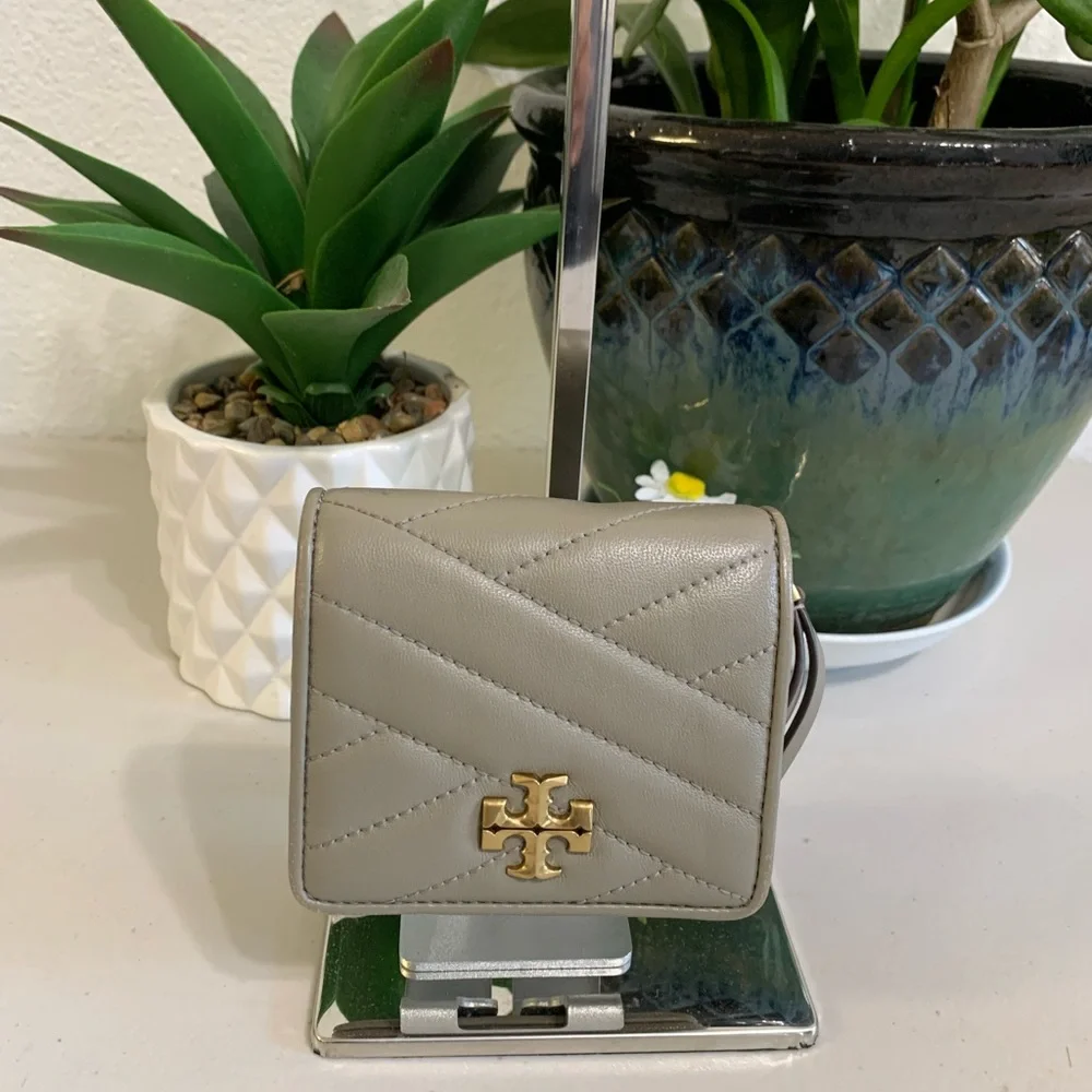 Tory Burch Quilted Leather Mini Wallet in Light Taupe with Gold Logo - Picture 1 of 13